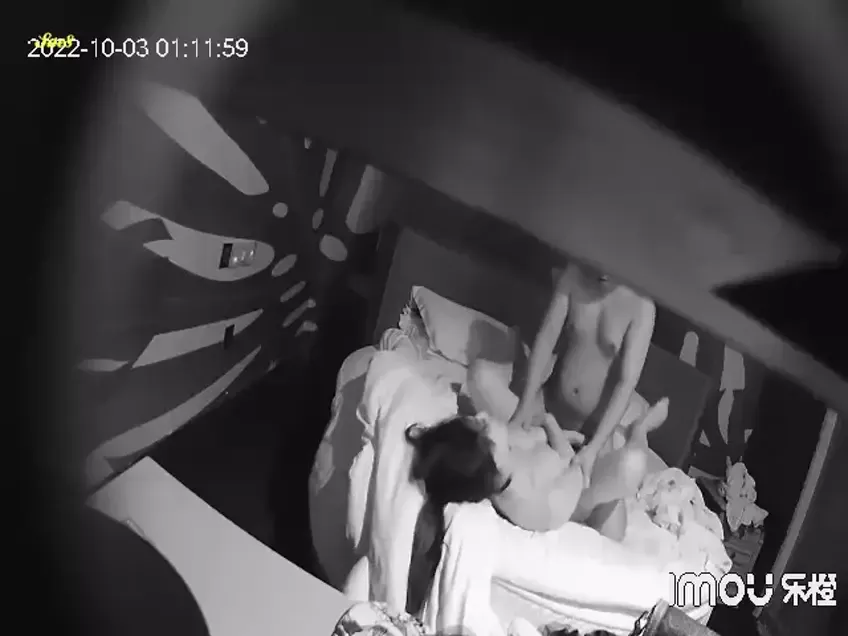 大奶少妇背着老公和中年大叔开房